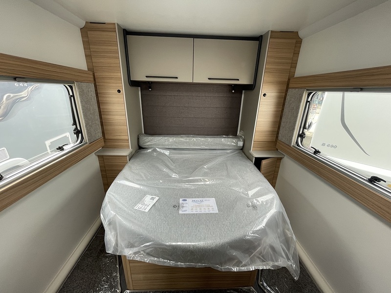 Bailey Phoenix Black Edition 640 2026 Caravan - Large 16