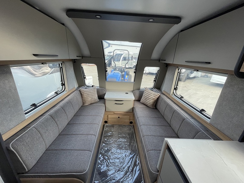 Bailey Phoenix Black Edition 640 2026 Caravan - Large 3