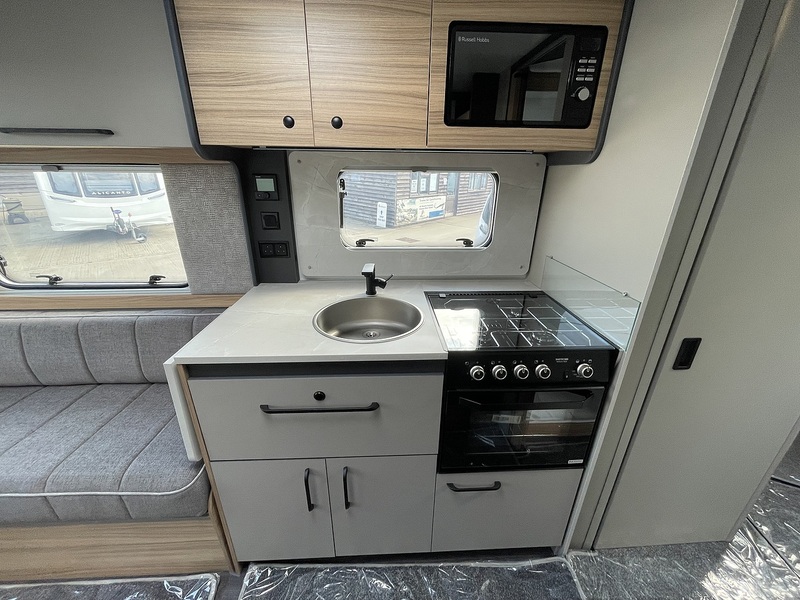 Bailey Phoenix Black Edition 640 2026 Caravan - Large 5