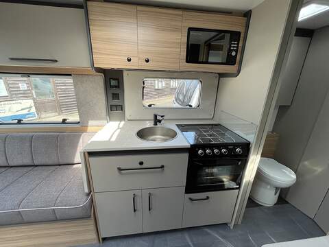 Bailey Phoenix Black Edition 640 Caravan - N2162
