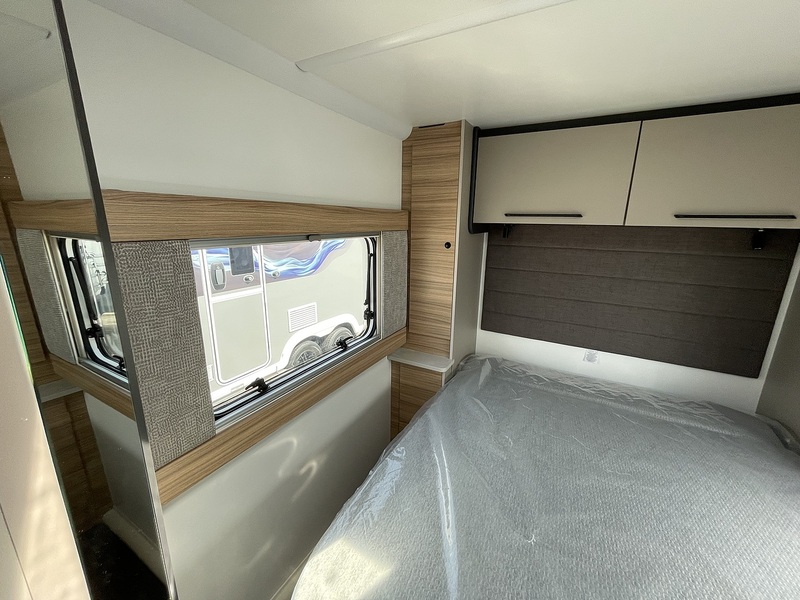 Bailey Phoenix Black Edition 640 2026 Caravan - Large 18