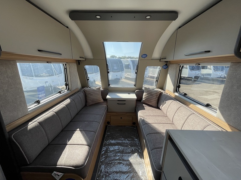 Bailey Phoenix Black Edition 642  Caravan - Large 6