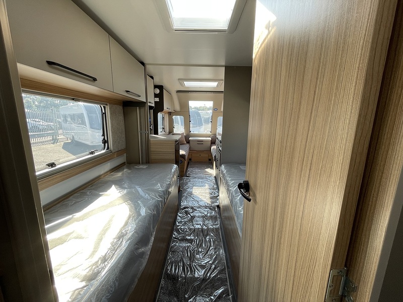 Bailey Phoenix Black Edition 642  Caravan - Large 5