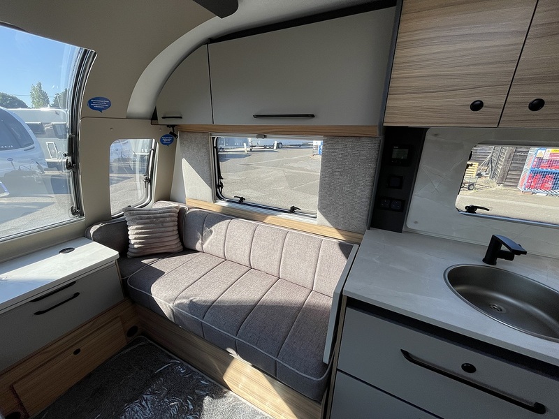 Bailey Phoenix Black Edition 642  Caravan - Large 7