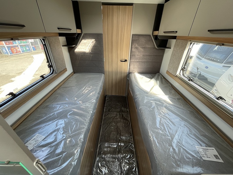 Bailey Phoenix Black Edition 642  Caravan - Large 17