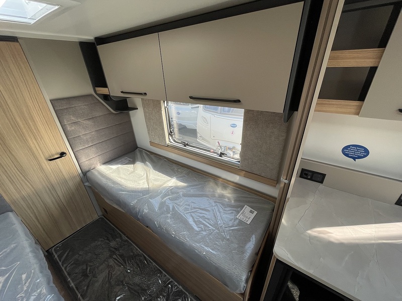 Bailey Phoenix Black Edition 642  Caravan - Large 18