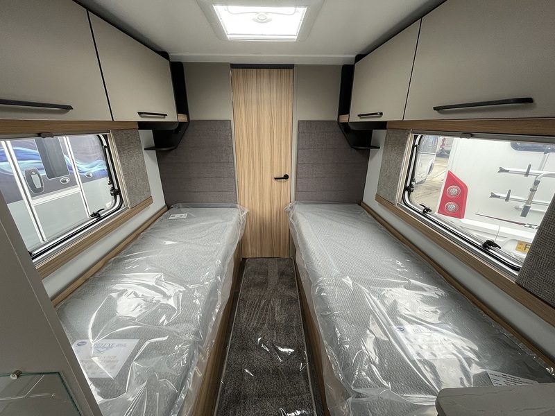 Bailey Phoenix Black Edition 642 2026 Caravan - Large 11