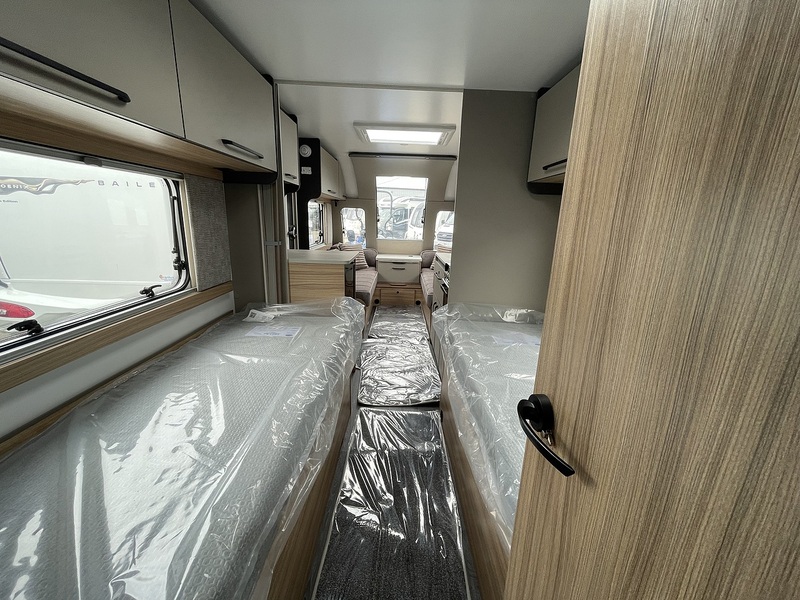 Bailey Phoenix Black Edition 642 2026 Caravan - Large 18
