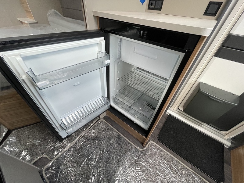 Bailey Phoenix Black Edition 644 2026 Caravan - Large 9