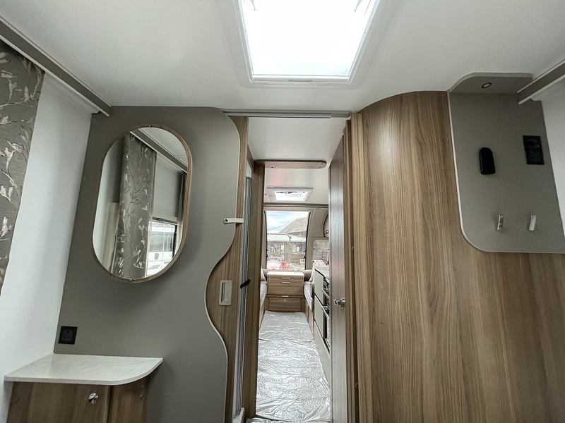 Bailey Unicorn Deluxe Cabrera 2026 Caravan - Large 18