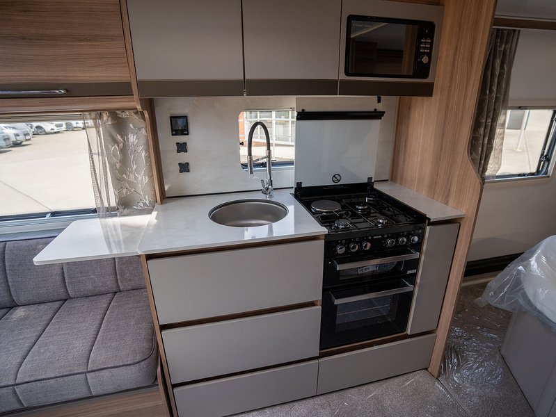 Bailey Unicorn Deluxe Vigo Caravan - N2185