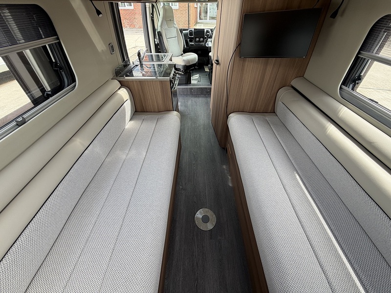 Autotrail V Line 610 SE 2026 Campervan - Large 10