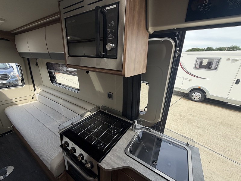 Autotrail V Line 610 SE 2026 Campervan - Large 16
