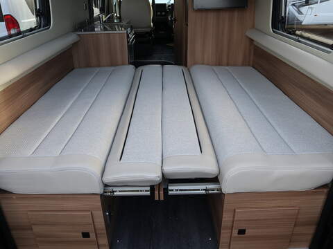Autotrail V Line 635 SE Campervan - N2347