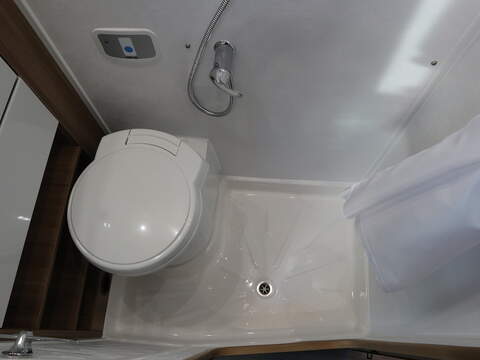 Autotrail V Line 635 SE Campervan - N2347