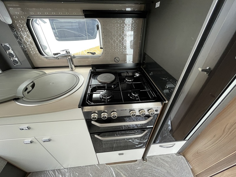 Swift Conquerer 480 2022 Caravan - Large 16