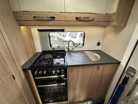 Autotrail Tracker EKS Motorhome - U2409