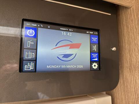 Autotrail Tracker EKS Motorhome - U2409