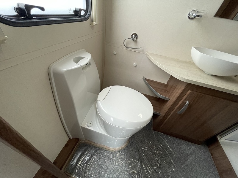 Venus Deluxe 570 2019 Caravan - Large 18