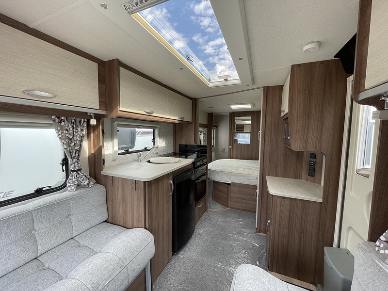 Venus Deluxe 570 2019 Caravan - Large 1