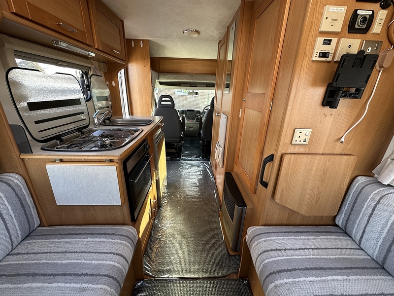 Compass Avantgarde 120 2007 Motorhome - Large 6