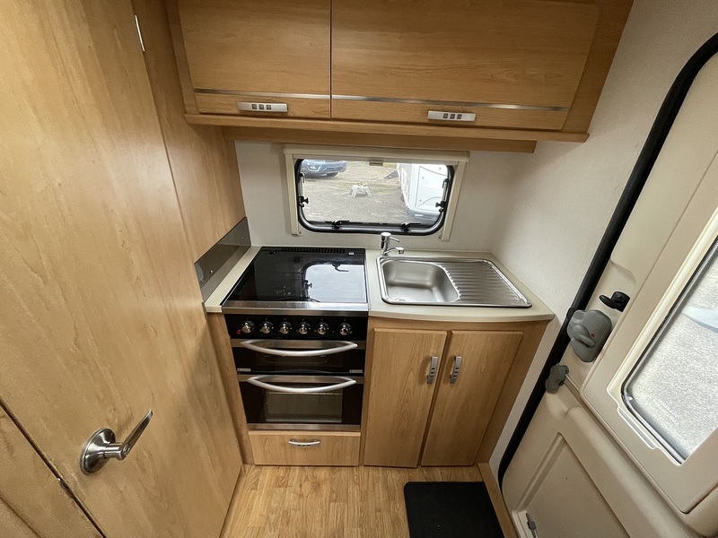 Lunar Ariva 2011 Caravan - Large 6