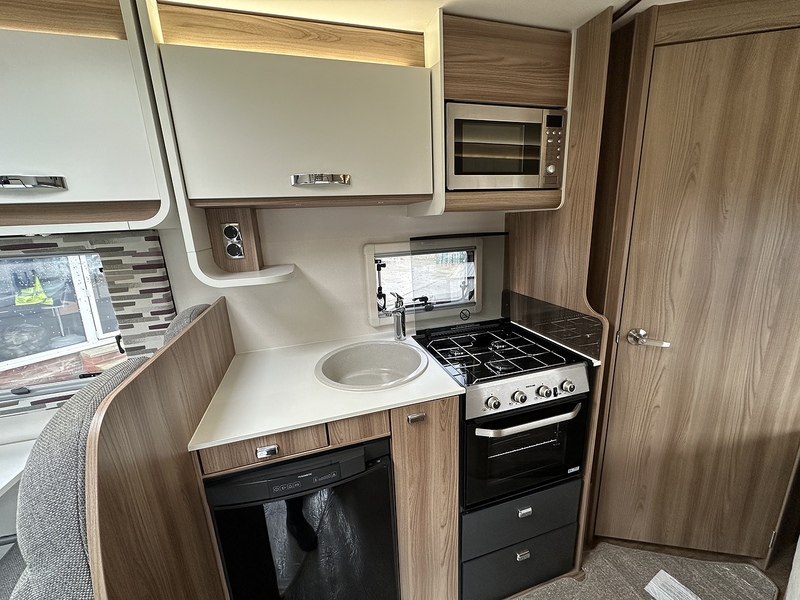 Swift Distinction 664 2017 Motorhome - Large 4