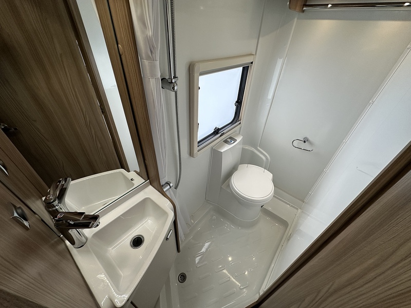 Swift Distinction 664 2017 Motorhome - Large 5