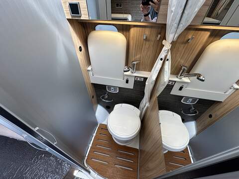 Hymer Yellowstone Campervan - U2478