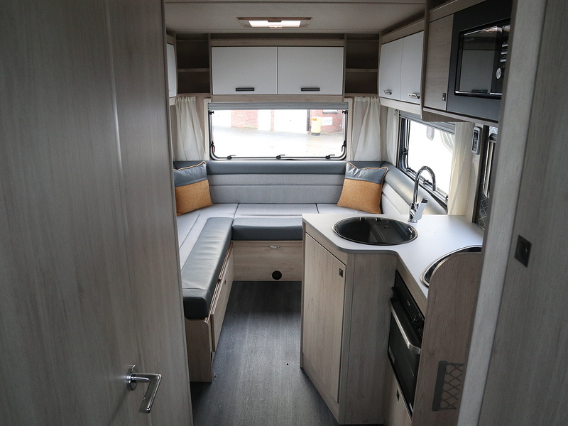 Autotrail F-Line F68  Motorhome - Large 6