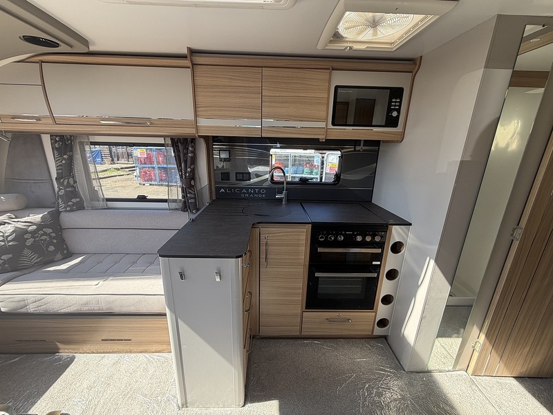 Bailey Alicanto Grande Porto 2023 Caravan - Large 13