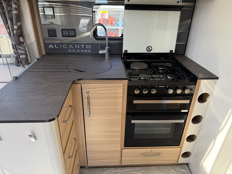 Bailey Alicanto Grande Porto 2023 Caravan - Large 14