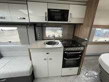 Swift Conqueror 580 2022 Caravan5