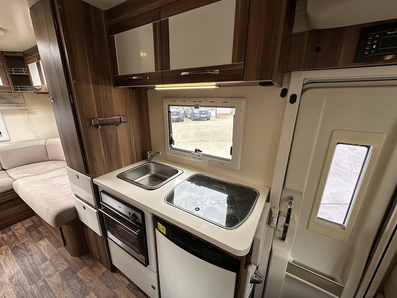 Rollerteam Autoroller 747 2017 Motorhome - Large 4