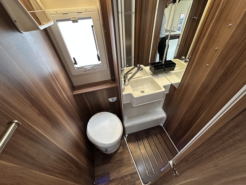 Rollerteam Autoroller 747 2017 Motorhome - Large 5