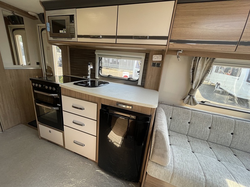 Coachman VIP 520 2017 Caravan - Large 4