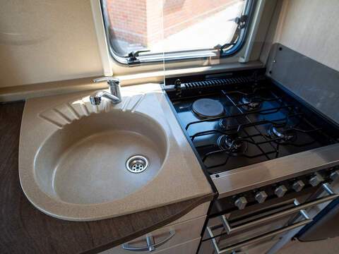 Sterling Elite Searcher Caravan - U2638