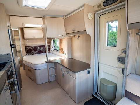 Sterling Elite Searcher Caravan - U2638