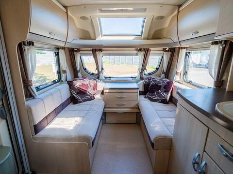 Sterling Elite Searcher Caravan - U2638