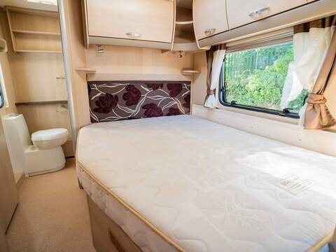 Sterling Elite Searcher Caravan - U2638