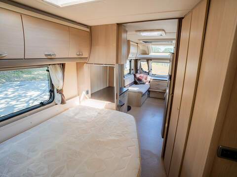 Sterling Elite Searcher Caravan - U2638
