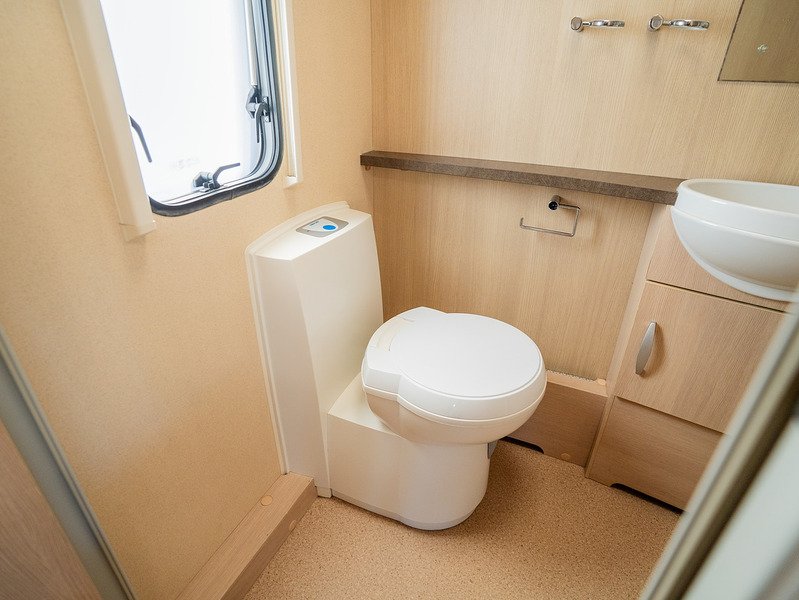 Sterling Elite Searcher 2011 Caravan - Large 13