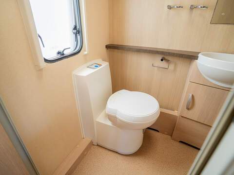 Sterling Elite Searcher Caravan - U2638