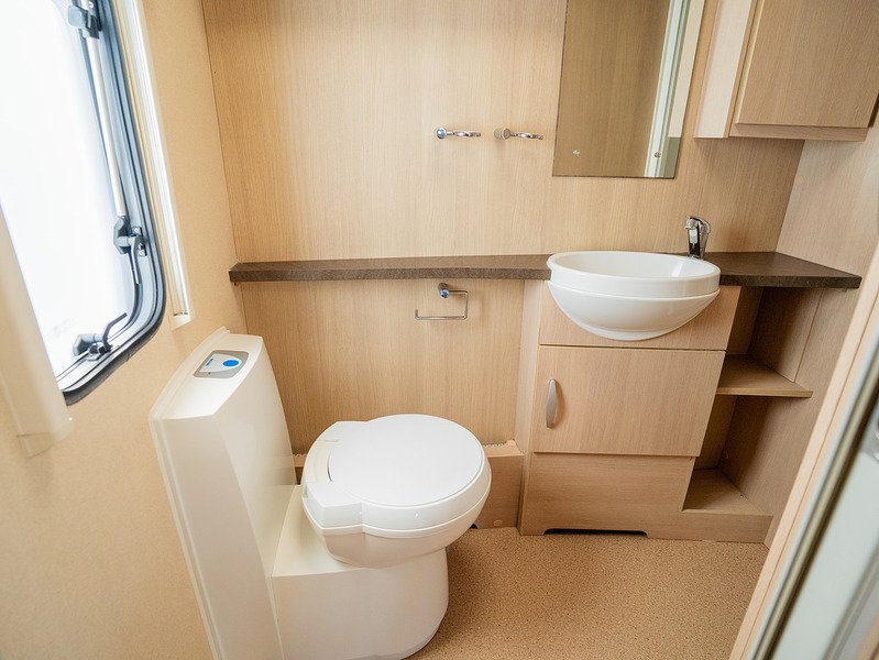 Sterling Elite Searcher 2011 Caravan - Large 14