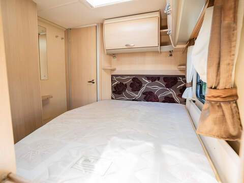Sterling Elite Searcher Caravan - U2638