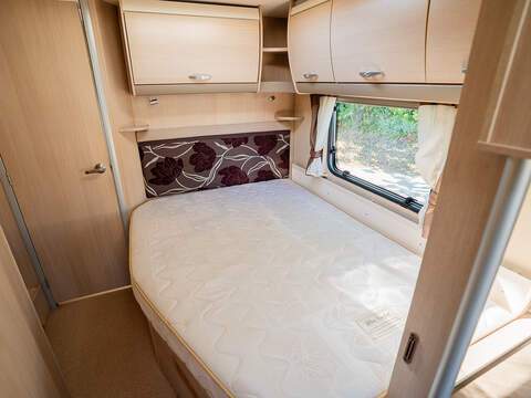 Sterling Elite Searcher Caravan - U2638