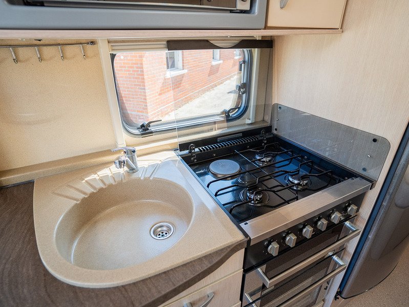 Sterling Elite Searcher 2011 Caravan - Large 7