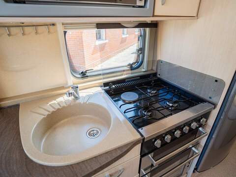 Sterling Elite Searcher Caravan - U2638