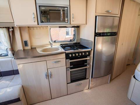 Sterling Elite Searcher Caravan - U2638