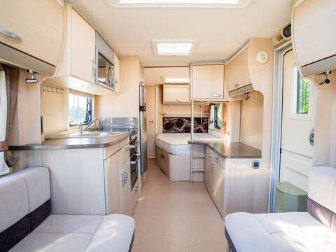 Sterling Elite Searcher Caravan - U2638